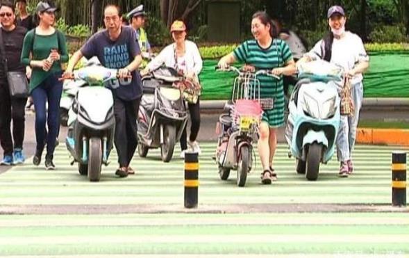 電動車“新規(guī)”又來，過紅綠燈要下來推著走，車主：我的路權(quán)呢？